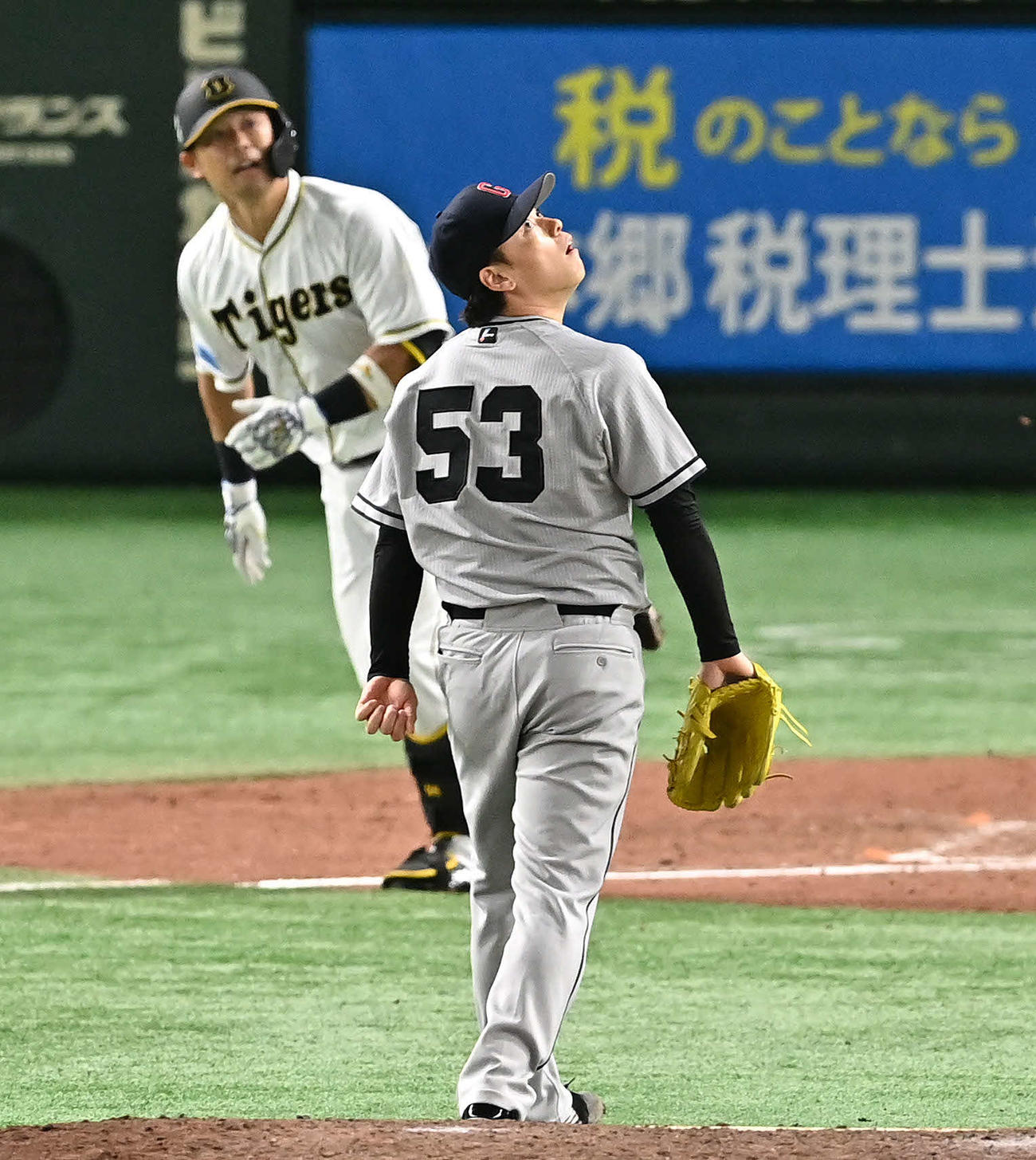 巨人対阪神　9回表阪神1死一塁、代打の代打原口（後方）に2点本塁打を浴びる高梨（撮影・滝沢徹郎）