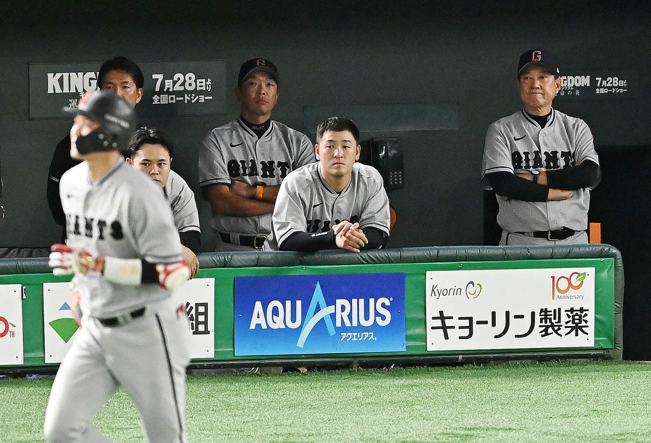 巨人対阪神　9回裏巨人2死一塁、二飛に倒れた坂本を前に厳しい表情の原監督（後方右）（撮影・滝沢徹郎）