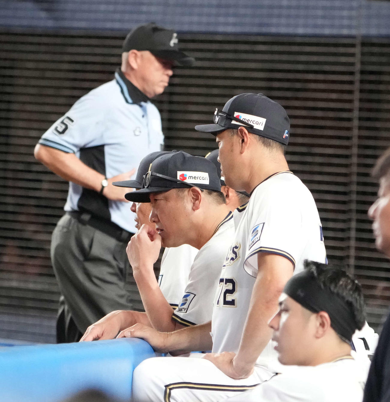 ロッテ対オリックス　6回表オリックス1死一、三塁、頓宮の併殺打を巡ってリプレー検証を求め厳しい表情を見せる中嶋監督（撮影・小沢裕）