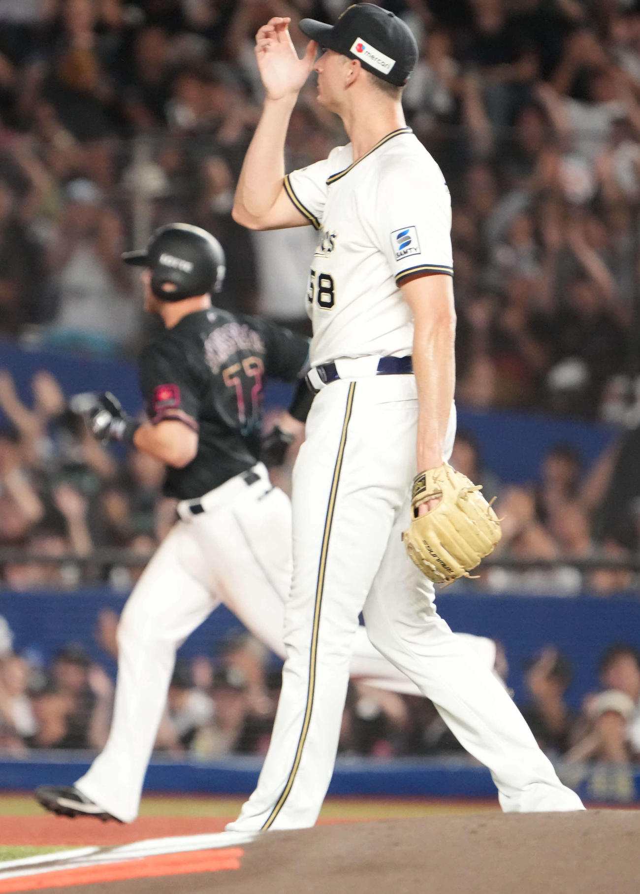 ロッテ対オリックス　3回裏ロッテ2死一塁、ブロッソー（左）に左越えに来日1号となる先制2点本塁打を許すオリックス先発のワゲスパック（撮影・小沢裕）
