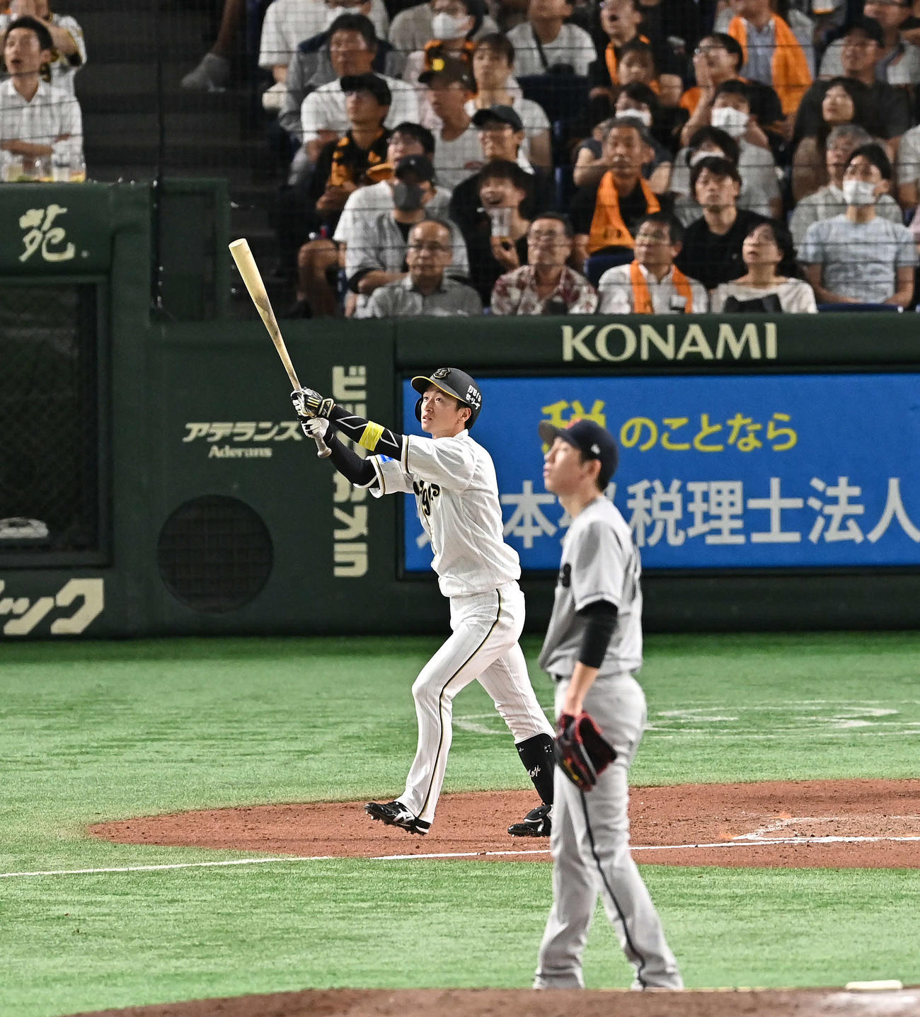 巨人対阪神　7回表阪神2死一塁、近本は右越え2点本塁打を放つ。投手戸郷（撮影・滝沢徹郎）
