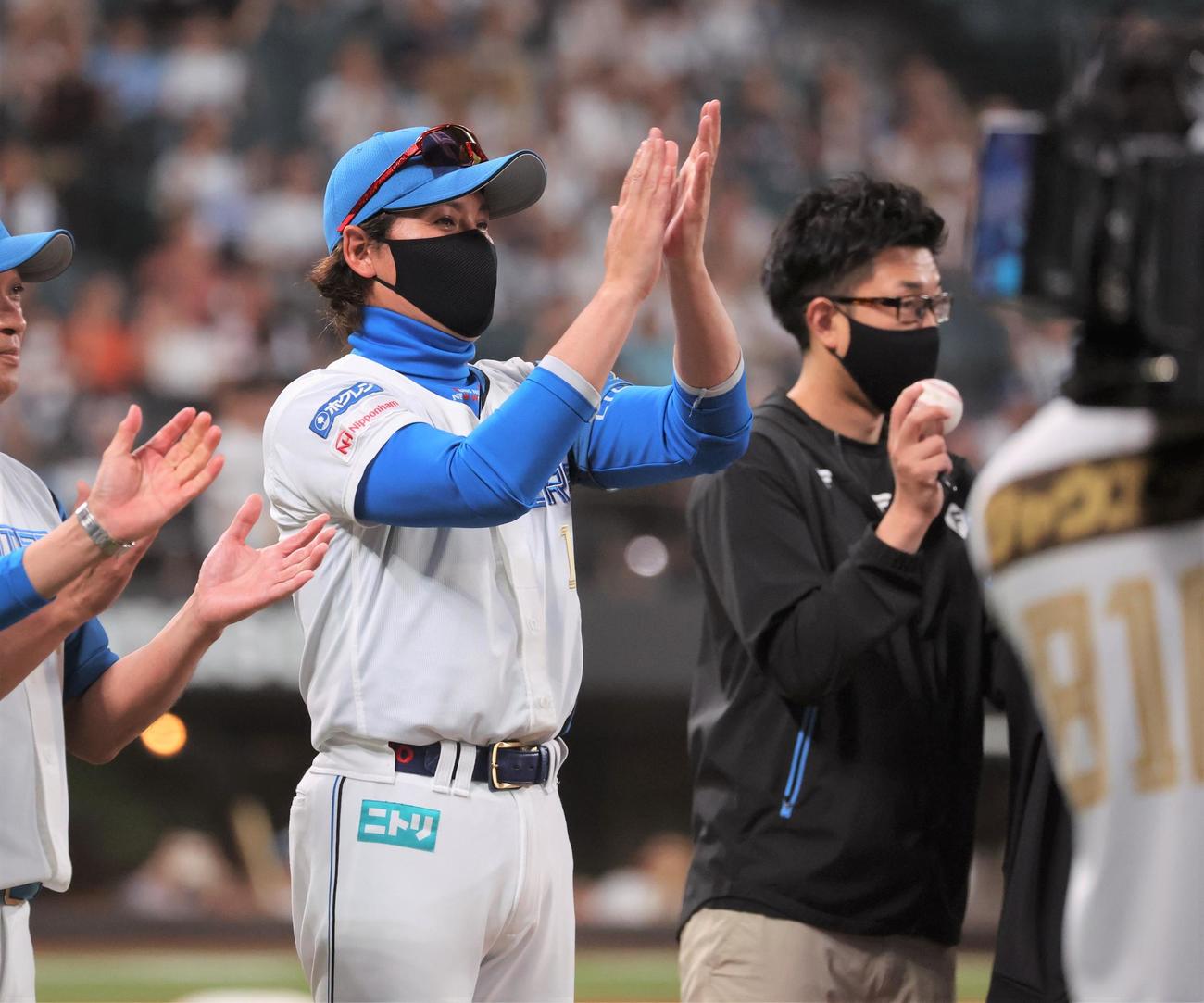 日本ハム対西武　試合後、勝利の一丁締めをする新庄監督（撮影・黒川智章）