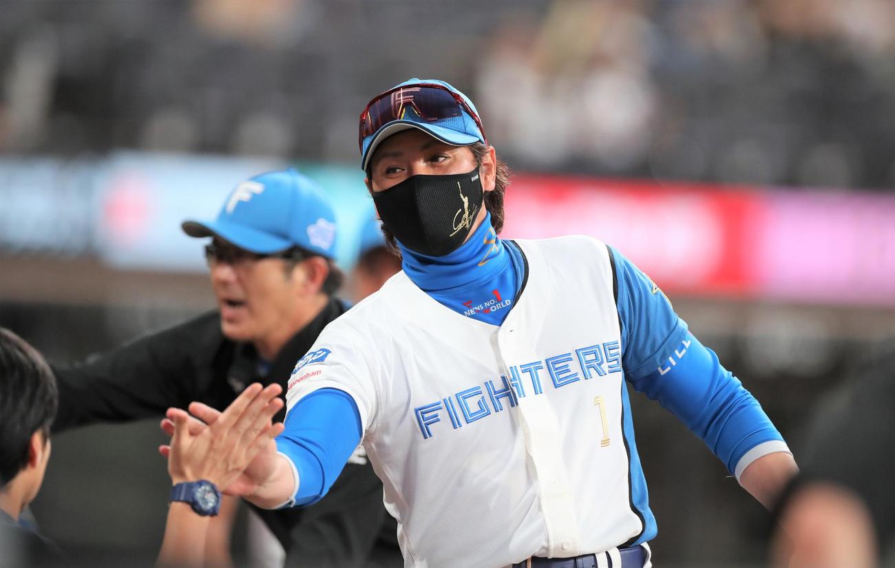 日本ハム対西武　試合後、スタッフらとタッチする新庄監督（撮影・黒川智章）