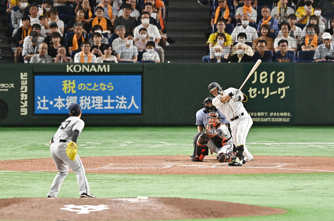 巨人対阪神　9回表阪神1死一塁、代打の代打原口は左中間へ2点本塁打を放つ。投手高梨（撮影・滝沢徹郎）