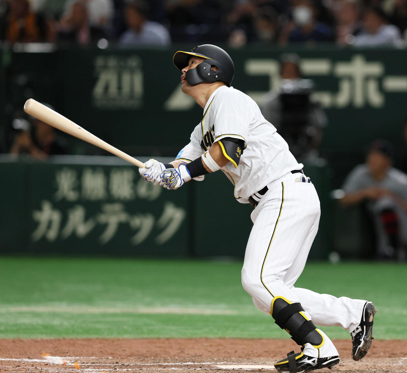 巨人対阪神　9回表阪神1死一塁、代打原口は左中間越え2点本塁打を放つ（撮影・加藤哉）