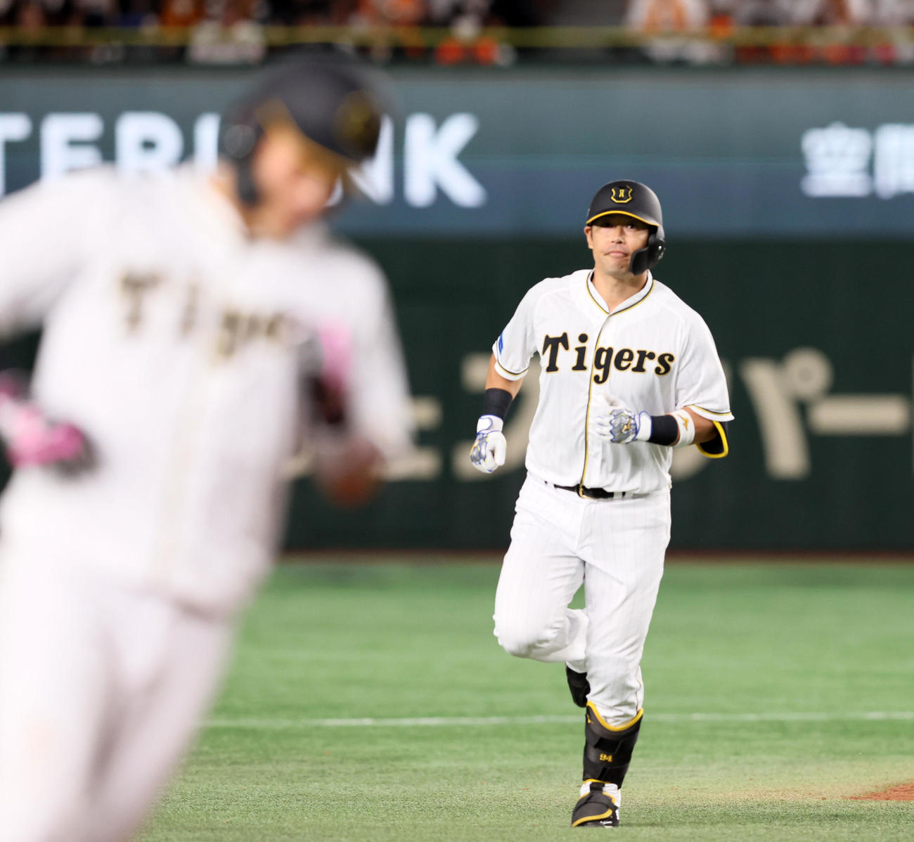 巨人対阪神　9回表阪神1死一塁、代打原口は左中間越え2点本塁打を放つ（撮影・加藤哉）