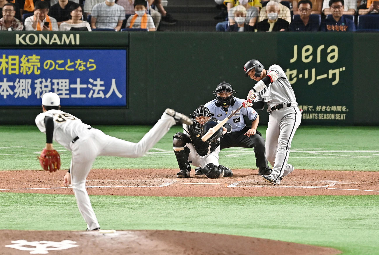 巨人対阪神　8回裏巨人無死、坂本は左中間へソロ本塁打を放つ。投手才木（撮影・滝沢徹郎）