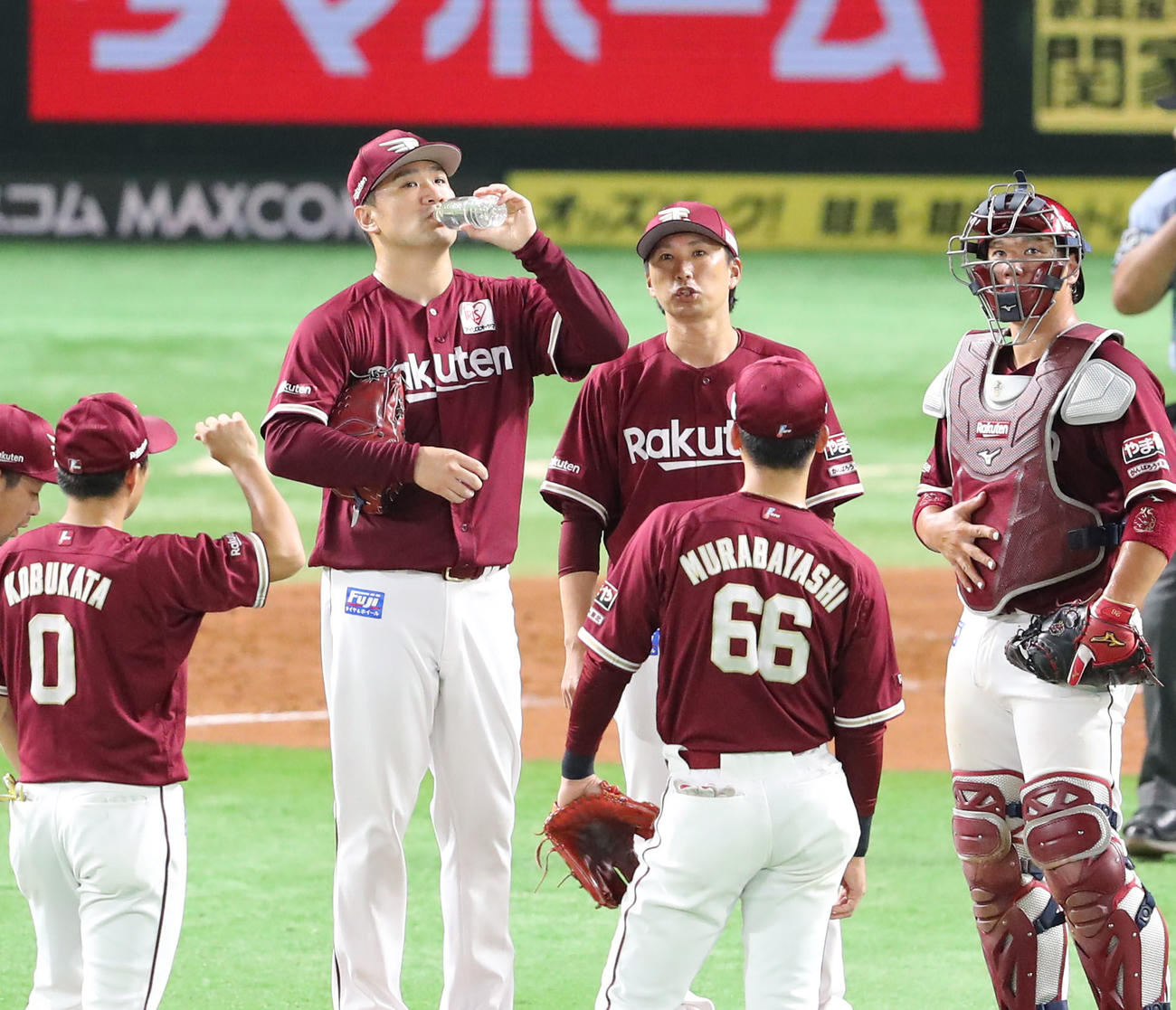 ソフトバンク対楽天　5回にマウンドで水を飲む田中将（撮影・梅根麻紀）