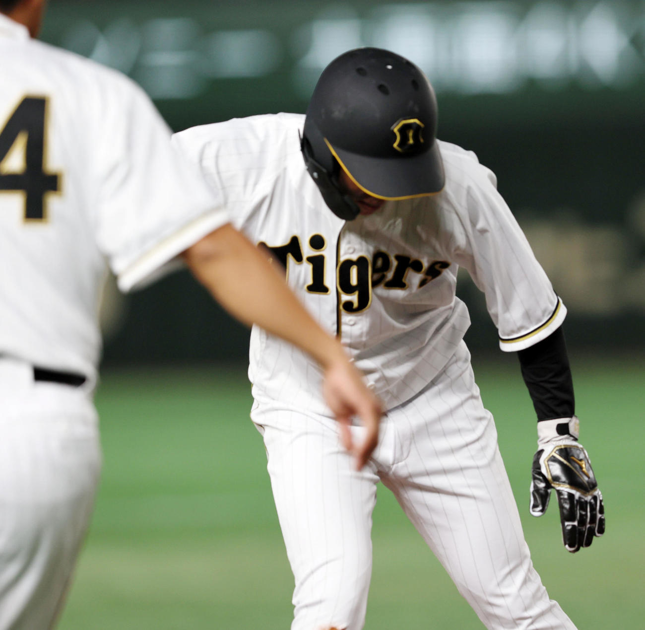 巨人対阪神　7回表阪神無死二塁、二塁走者島田は梅野の打球で三塁へ進塁（撮影・加藤哉）