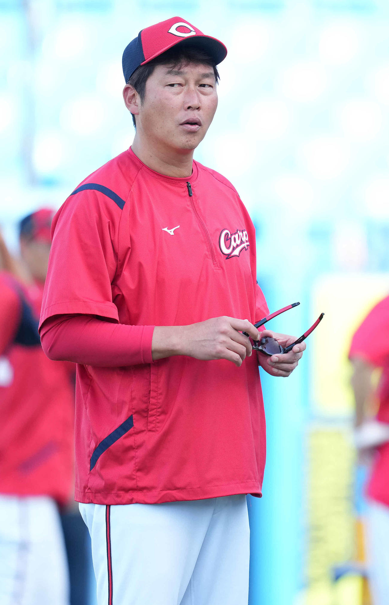 ヤクルト対広島　試合前練習を見る広島新井監督（撮影・鈴木みどり）