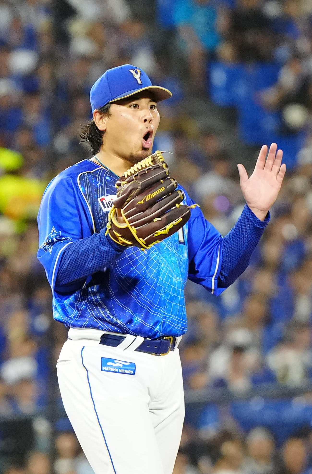 DeNA対中日　7回表中日無死、石橋を遊ゴロとし、グラブをたたく浜口（撮影・江口和貴）
