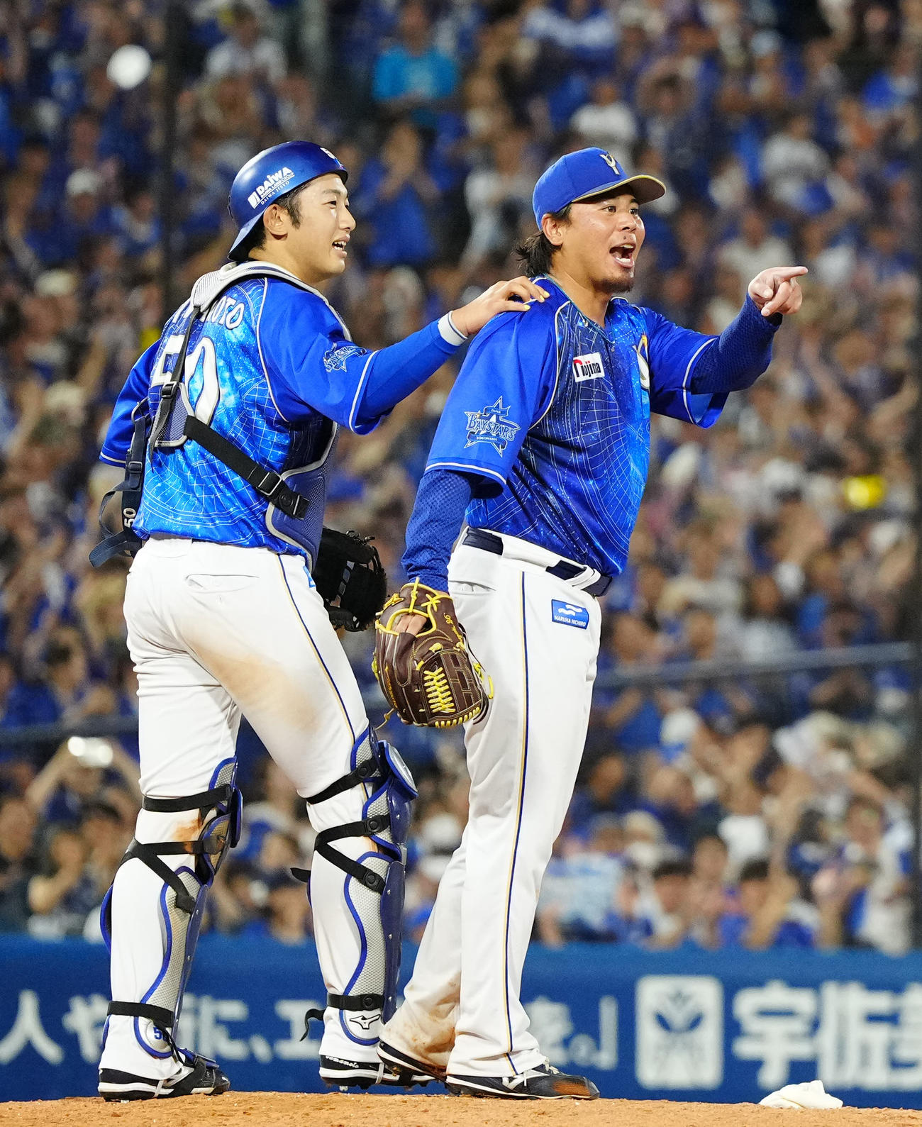 DeNA対中日　完投勝利を挙げ、DeNA捕手山本（左）と喜ぶ先発の浜口（撮影・江口和貴）