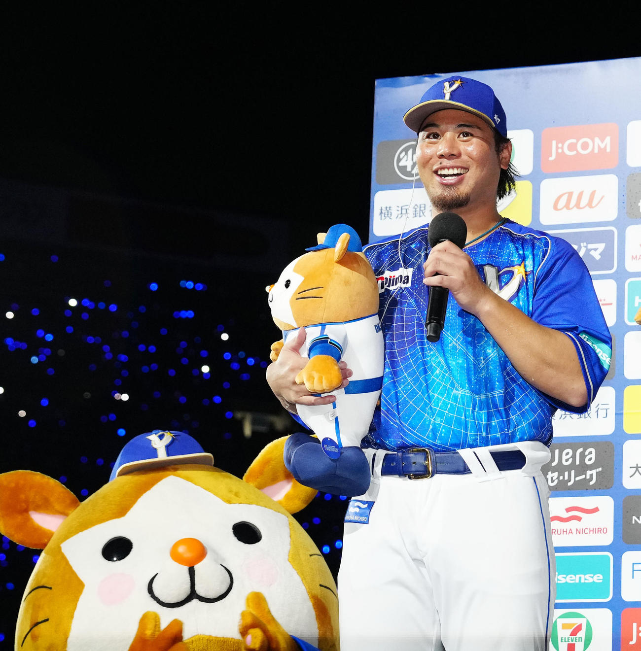 DeNA対中日　試合後、インタビューを受けるDeNA浜口（撮影・江口和貴）
