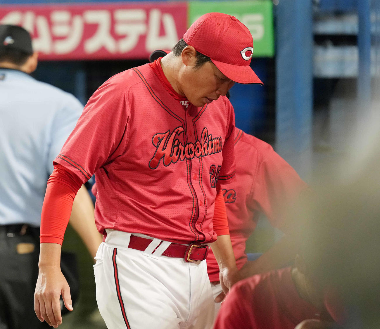 ヤクルト対広島　8回裏の選手交代を告げ、うつむきながらベンチへ戻る広島新井監督（撮影・鈴木みどり）