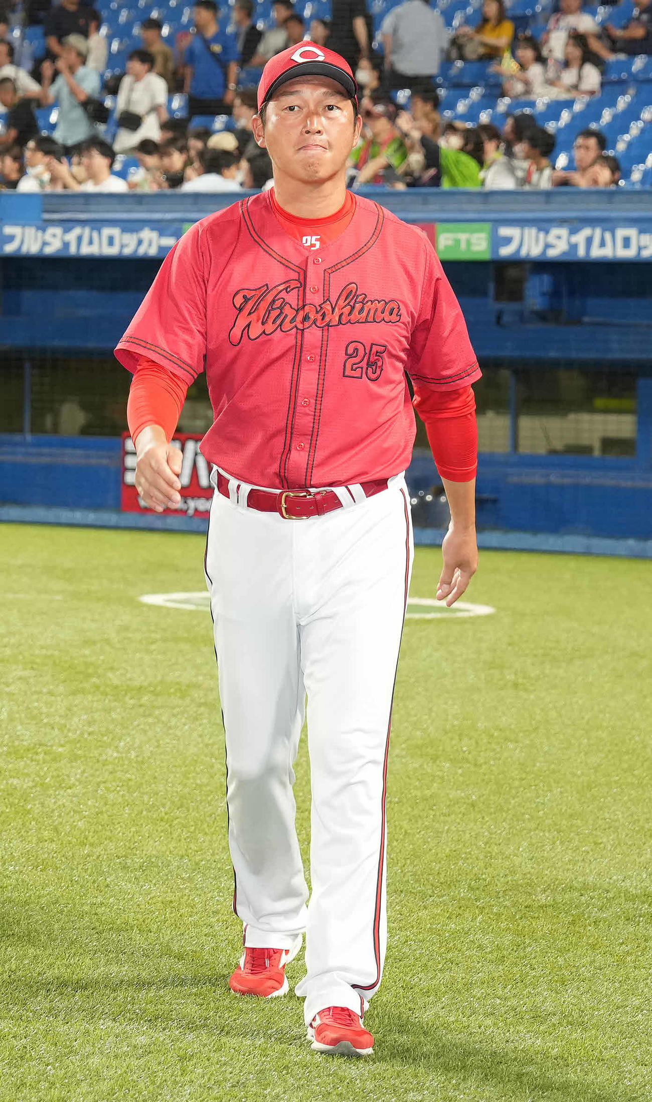 ヤクルト対広島　4連敗を喫し、引き揚げる広島新井監督（撮影・鈴木みどり）