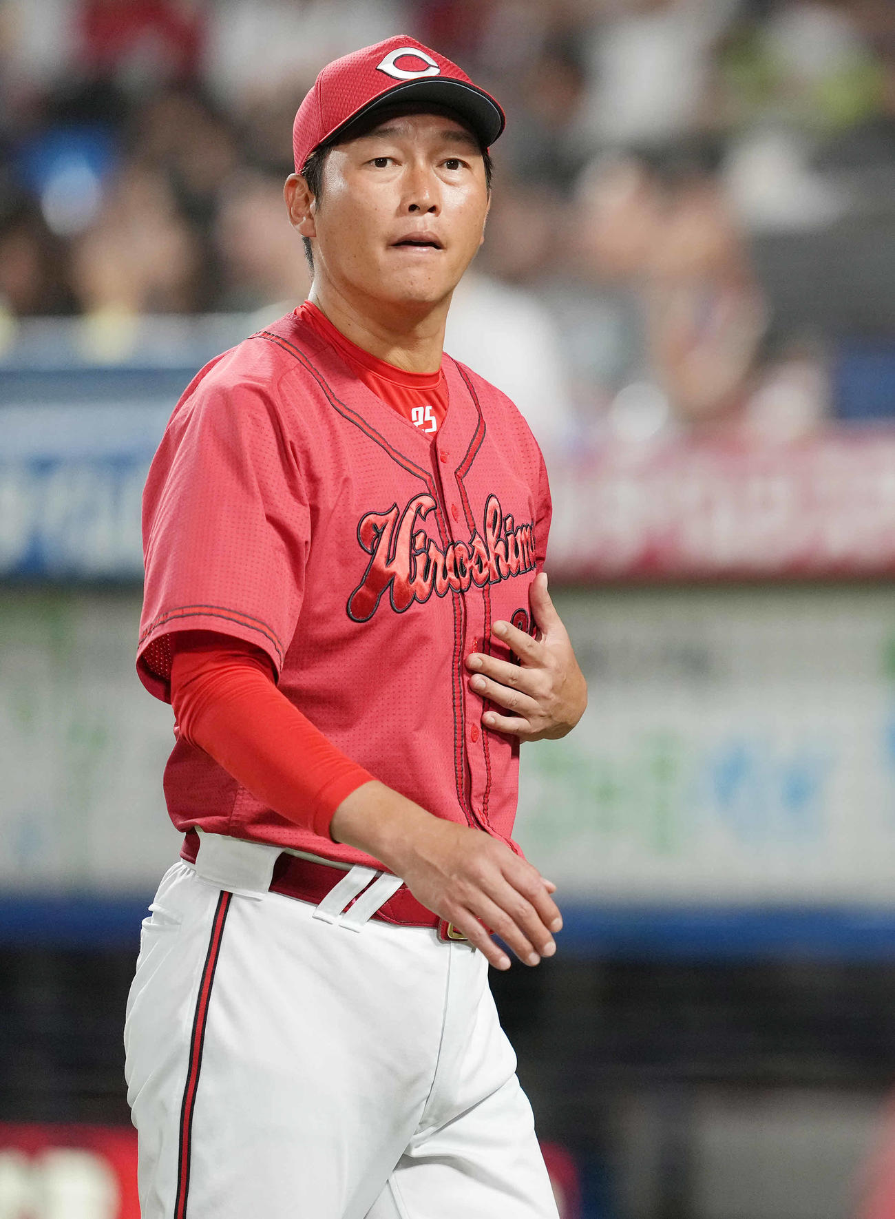 ヤクルト対広島　4回裏前、先発床田の降板を告げ、ベンチへ戻る広島新井監督（撮影・鈴木みどり）
