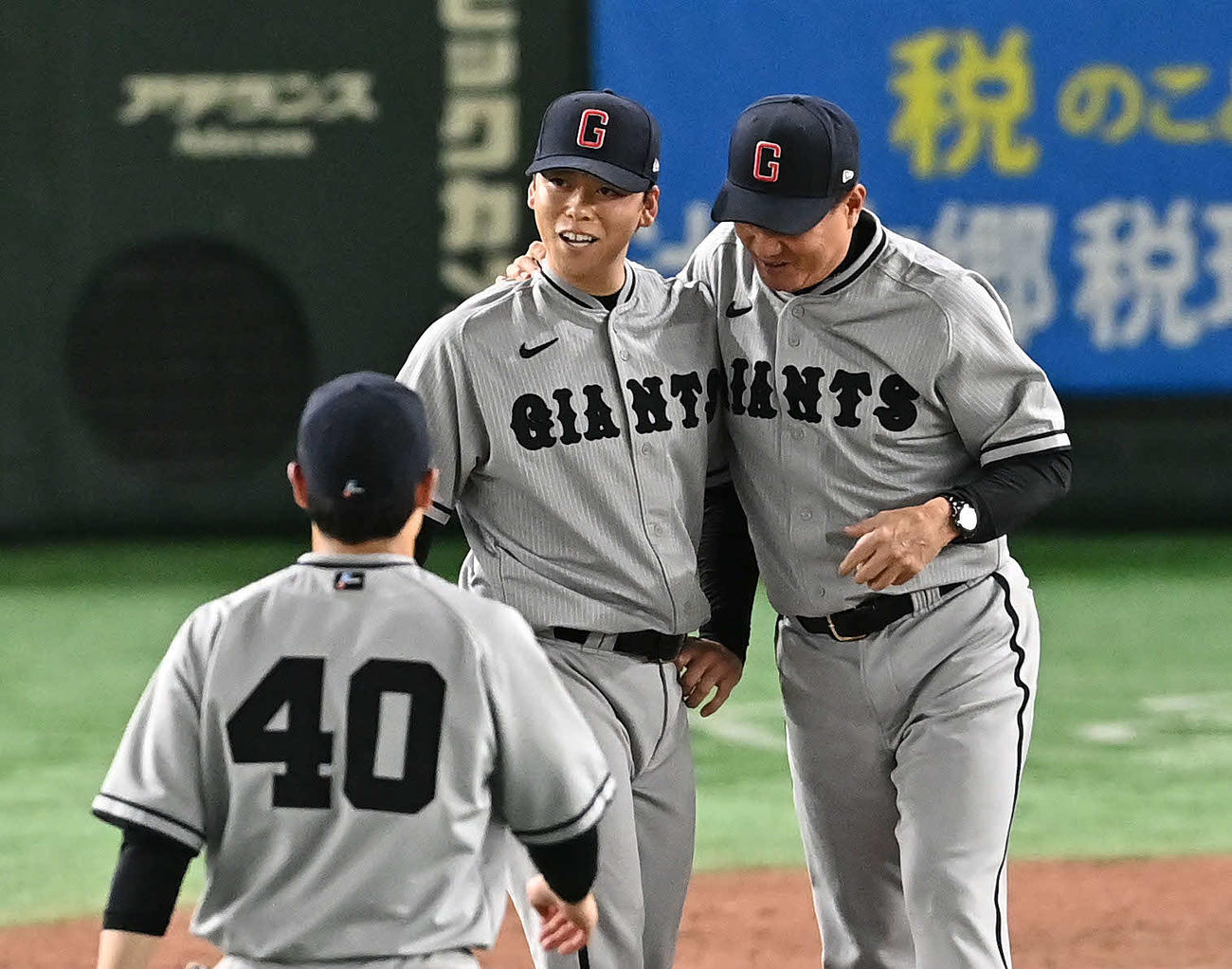巨人対阪神　9回途中、巨人原監督（右）は高梨の肩を抱き交代を伝える（撮影・滝沢徹郎）