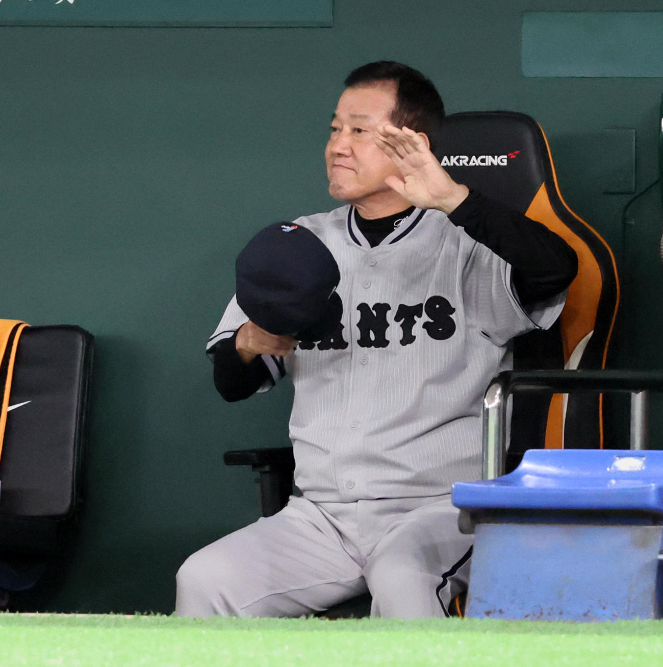 巨人対阪神　7回表、ベンチで帽子を取る原監督（撮影・加藤哉）