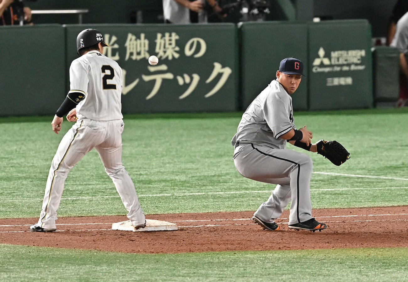 巨人対阪神　7回表阪神無死一、三塁、戸郷のけん制球を後逸する一塁手中田翔（右）。一塁走者梅野（撮影・滝沢徹郎）