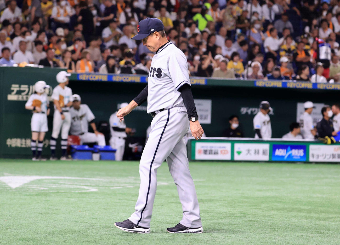 巨人対阪神　7回表阪神2死、戸郷の降板を告げ、阪神ベンチを横目にうつむいて引き揚げる原監督（撮影・浅見桂子）