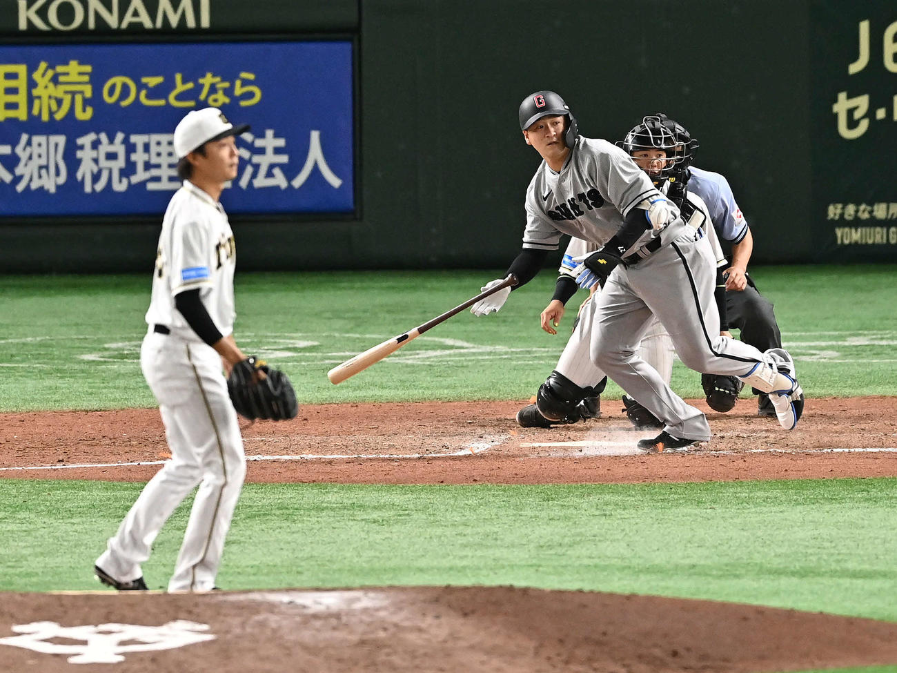 巨人対阪神　8回裏巨人2死二、三塁、代打岸田は三ゴロに倒れる。投手島本（撮影・滝沢徹郎）