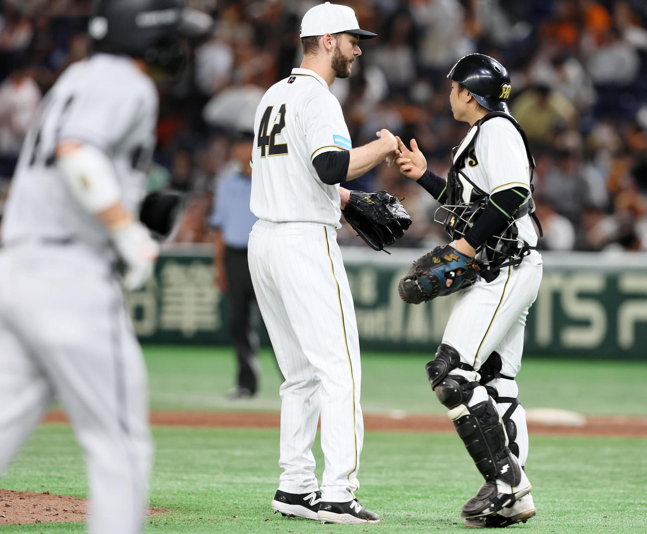 巨人対阪神　9回裏巨人2死一塁、ケラーは坂本を二飛に仕留め梅野（右）とタッチする（撮影・加藤哉）