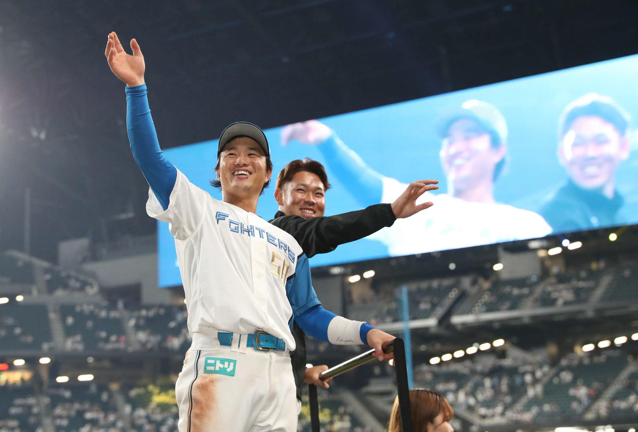日本ハム対西武　試合終了後、笑顔でグラウンドを一周する日本ハム奈良間（左手前）と根本（撮影・佐藤翔太）