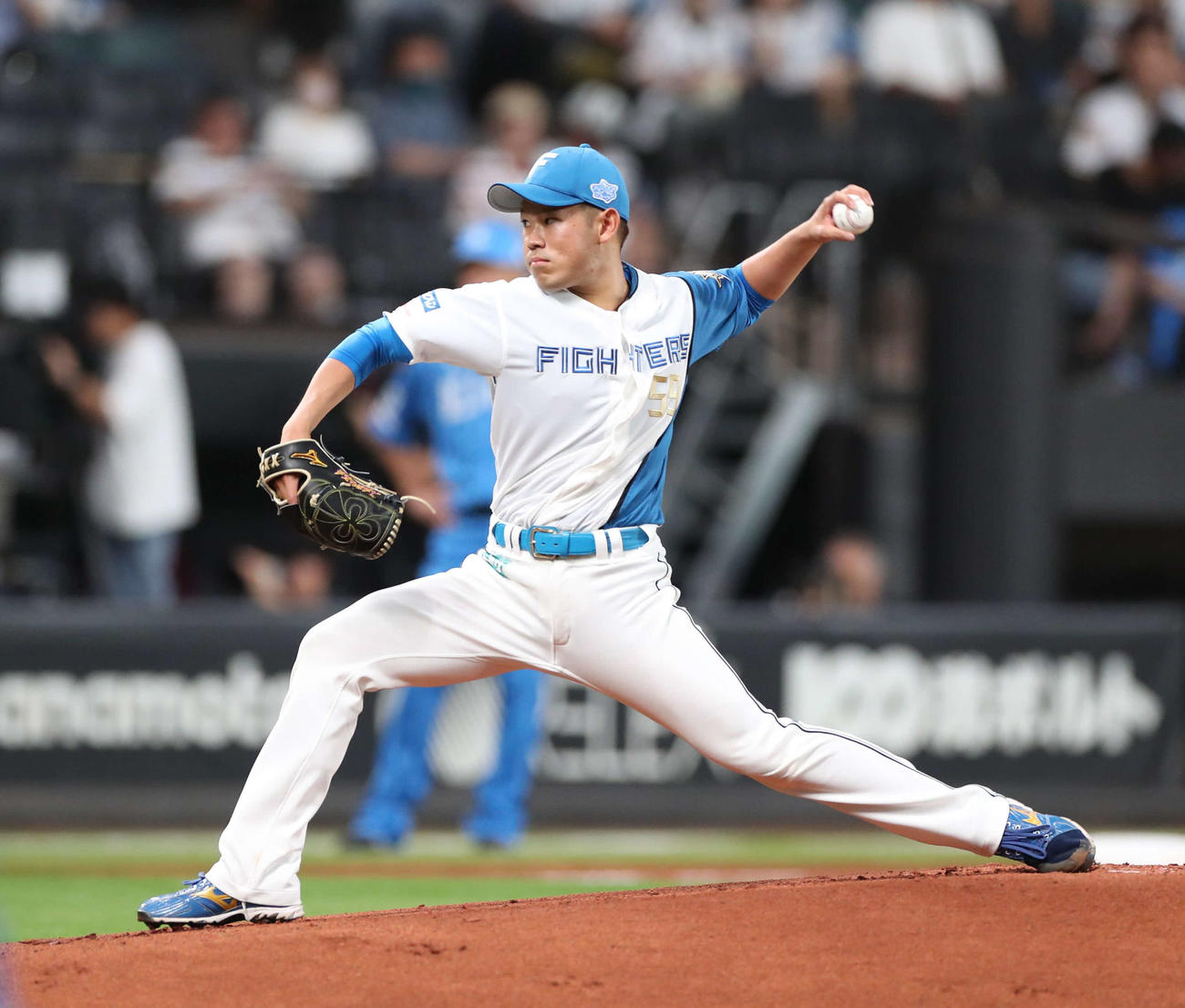 日本ハム対西武　力投する日本ハム先発の根本（撮影・黒川智章）