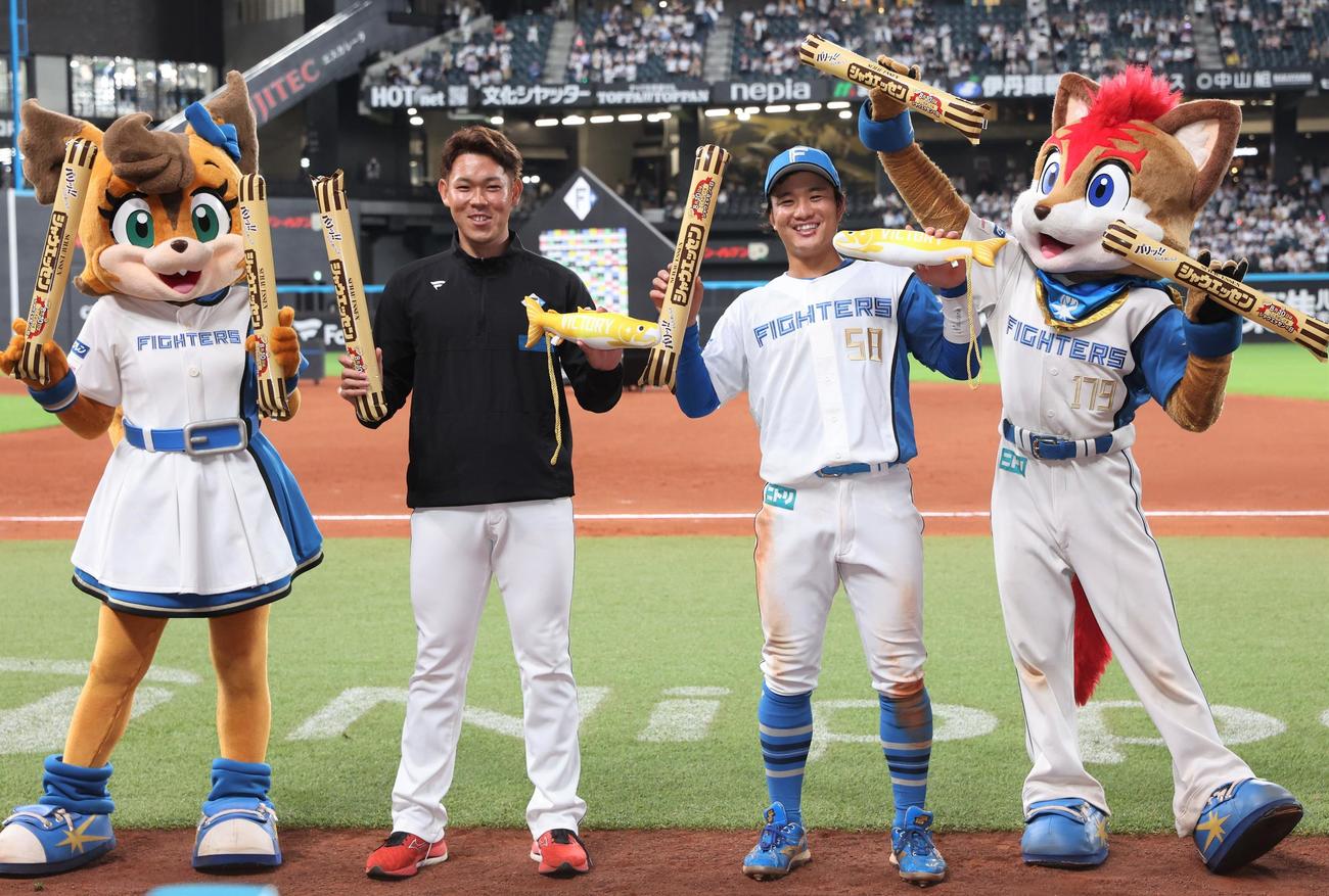 日本ハム対西武　試合後、笑顔の根本（左）と奈良間（撮影・黒川智章）