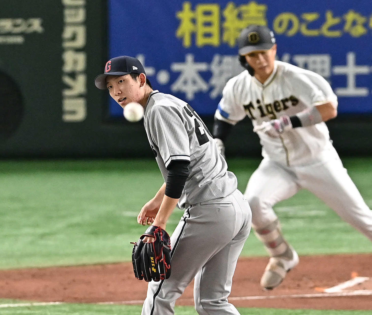 巨人対阪神　2回表阪神2死、木浪（後方）に中前打を許す戸郷（撮影・滝沢徹郎）