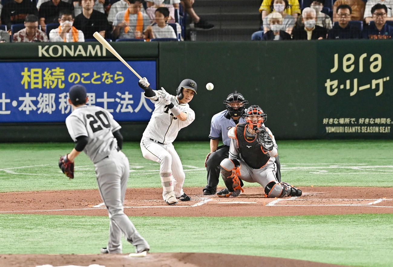 巨人対阪神　2回表阪神2死、木浪は中前打を放つ。投手戸郷（撮影・滝沢徹郎）