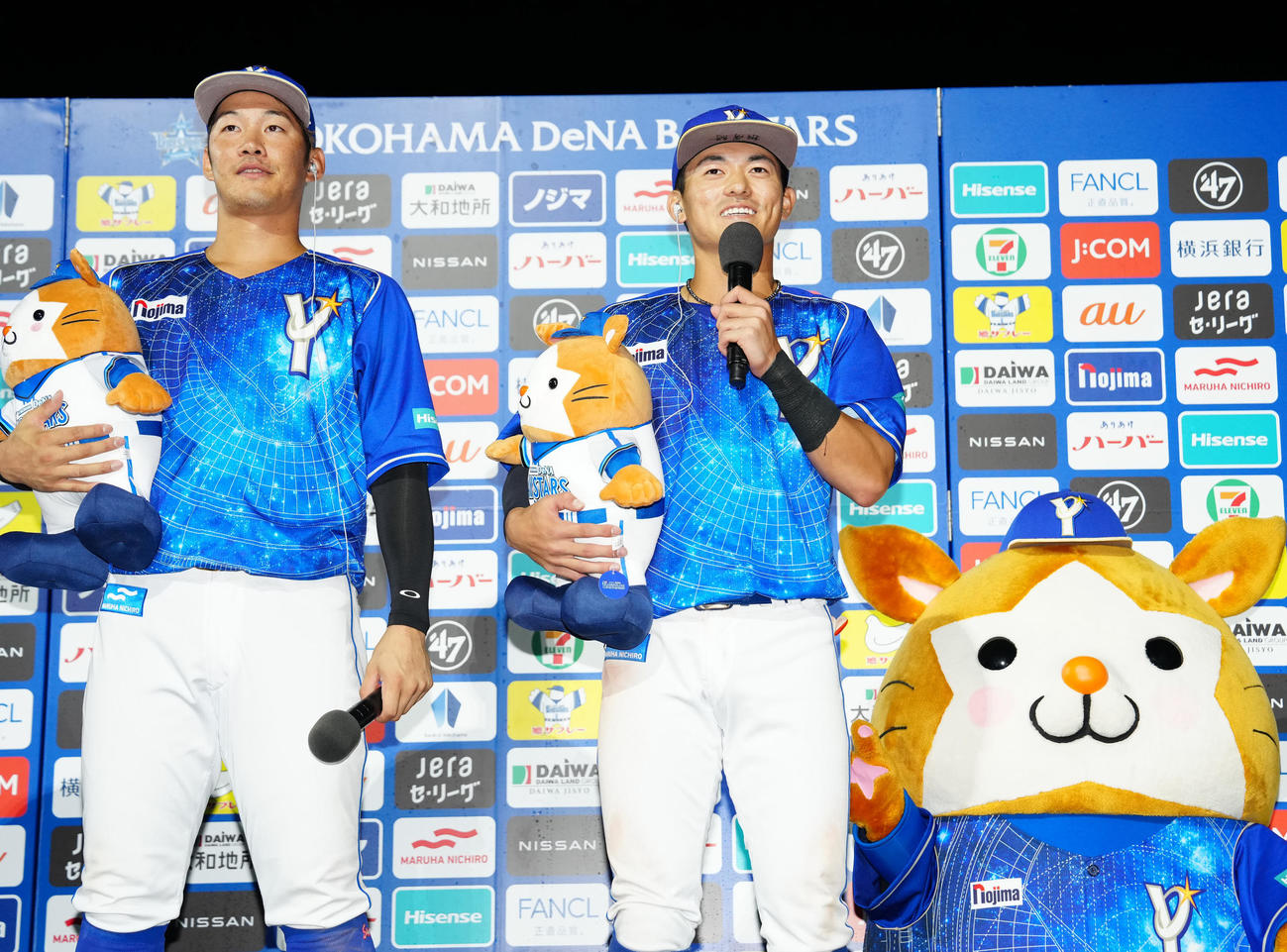 DeNA対中日　試合後、インタビューを受けるDeNA林。左は京田（撮影・江口和貴）