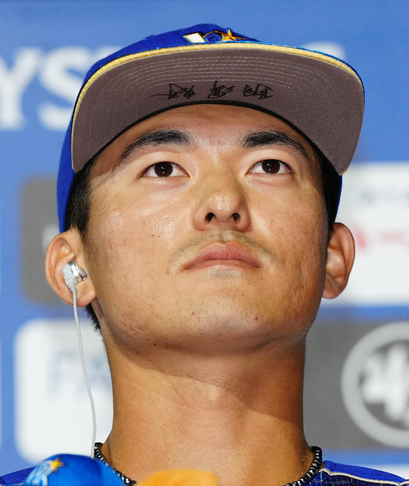 DeNA対中日　試合後、インタビューを受けるDeNA林。帽子のつばには「駒澤魂」と記されていた（撮影・江口和貴）