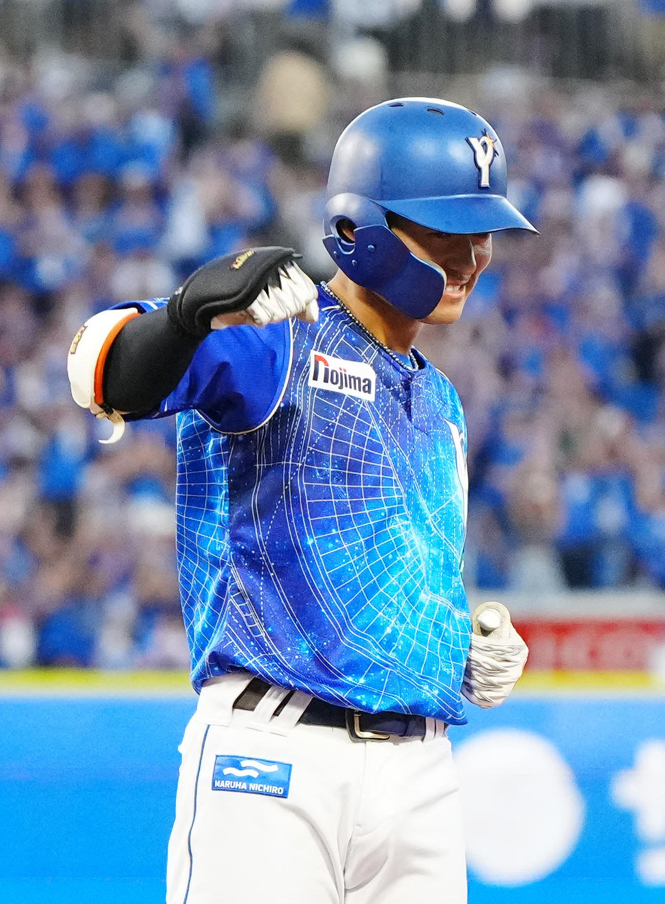 DeNA対中日　2回裏DeNA1死二、三塁、2点適時打を放ち、ガッツポーズを見せる林（撮影・江口和貴）