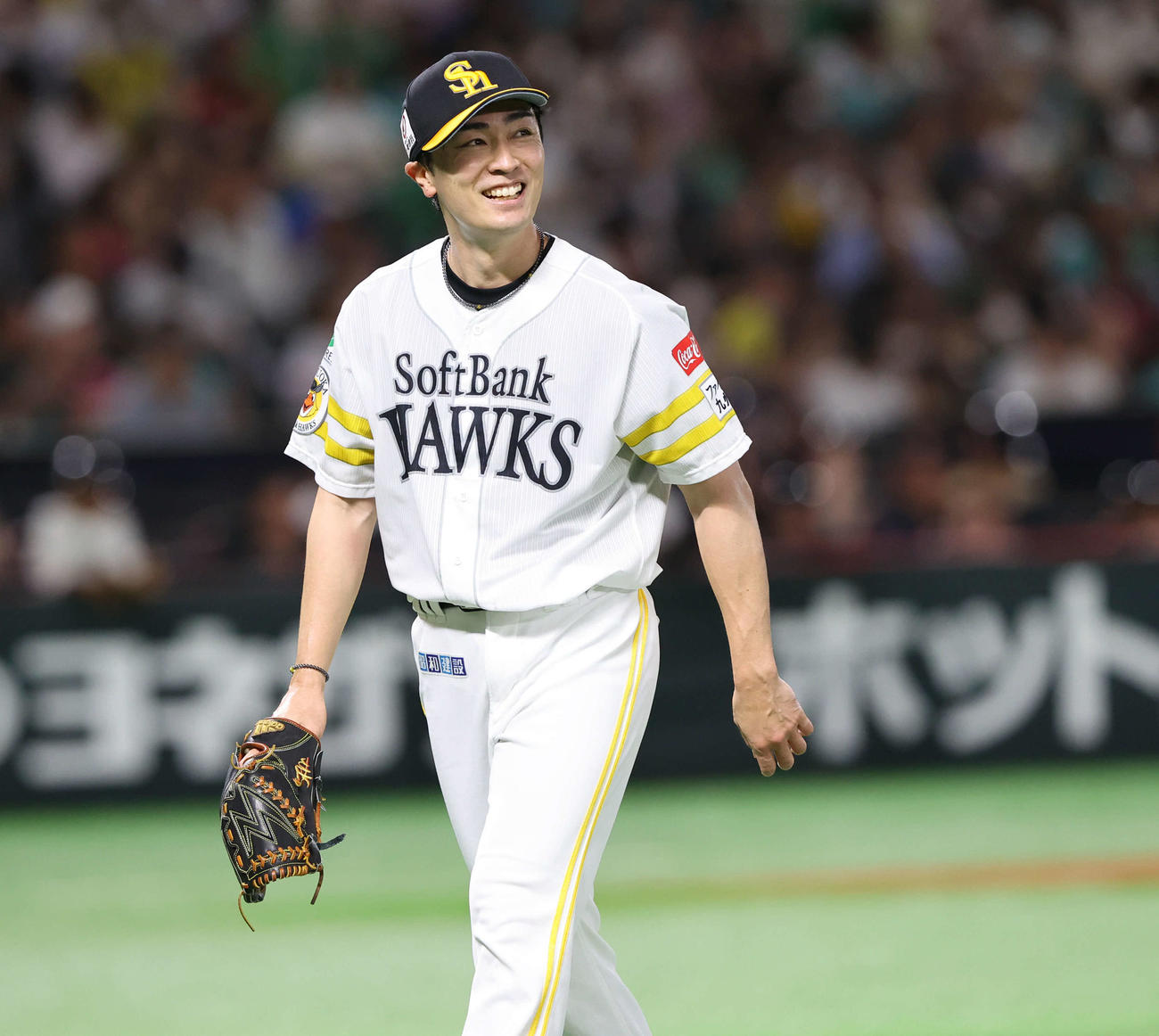 ソフトバンク対楽天　5回を3者凡退に抑え笑顔で引き揚げる和田（撮影・冨田成美）