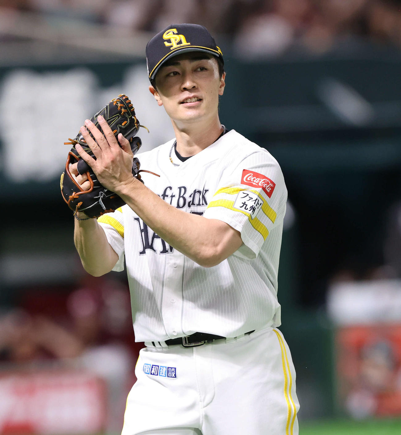 ソフトバンク対楽天　初回を無失点に抑えグラブをたたく和田（撮影・冨田成美）