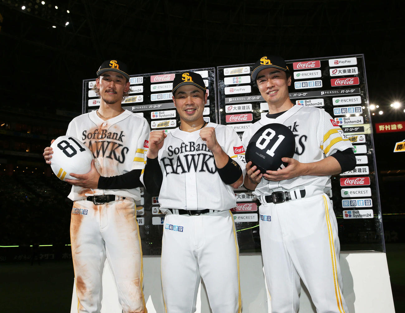 ヒーローになり記念撮影に納まる、右から和田・近藤・三森（撮影・冨田成美）