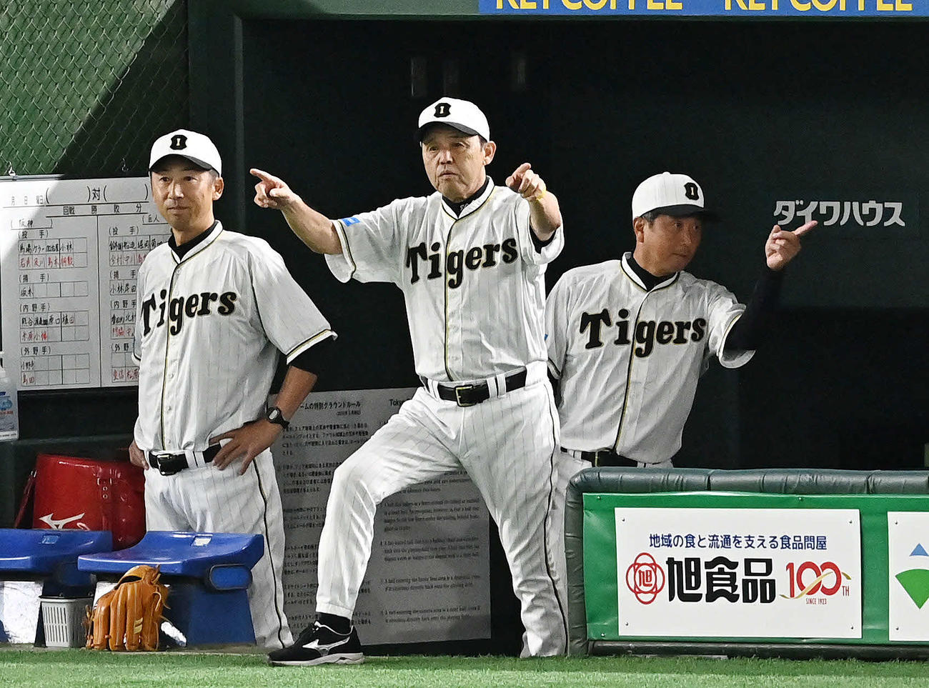 巨人対阪神　7回表阪神無死、ノイジーのフェンス際の打球の判定にリクエストする岡田監督（中央）（撮影・滝沢徹郎）