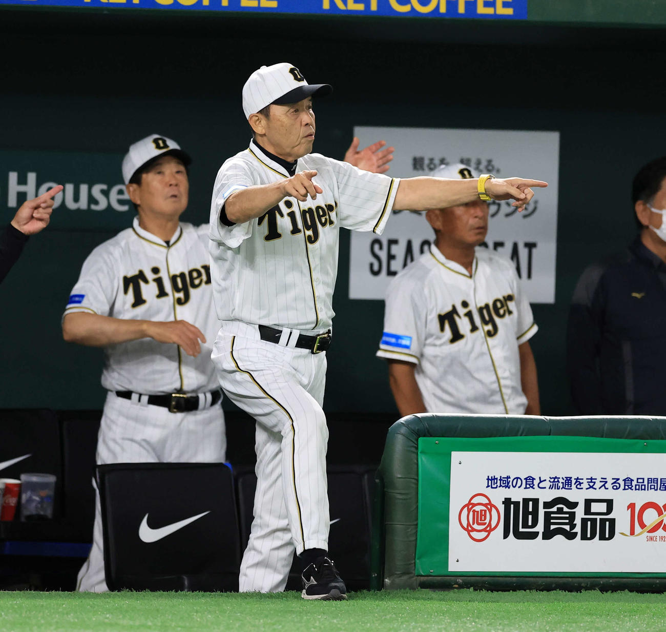 巨人対阪神　7回表阪神無死、ノイジーの大きな打球についてリプレー検証を求める岡田監督（撮影・浅見桂子）