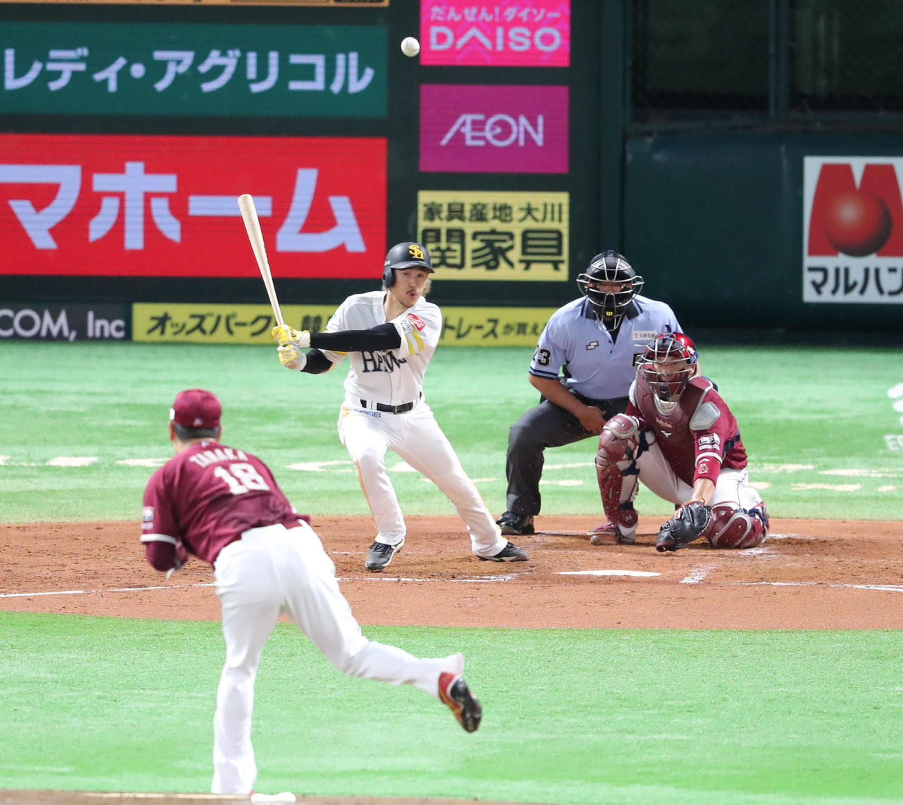 ソフトバンク対楽天　3回裏ソフトバンク無死、三森は中前安打を放つ（撮影・梅根麻紀）