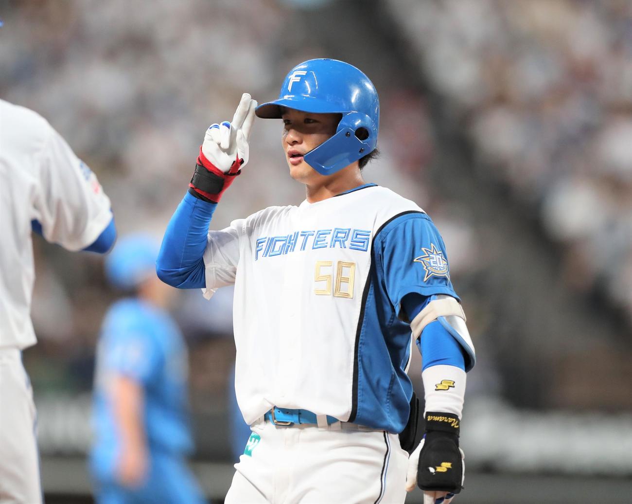 日本ハム対西武　2回裏日本ハム2死、中前打を放ちポーズをとる奈良間（撮影・黒川智章）