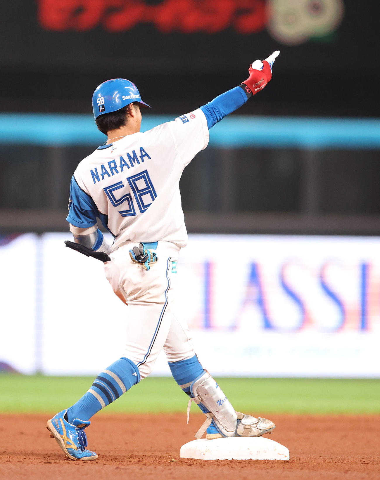 日本ハム対西武　4回裏日本ハム2死二塁、奈良間は左前適時打を放ちポーズを決める（撮影・佐藤翔太）
