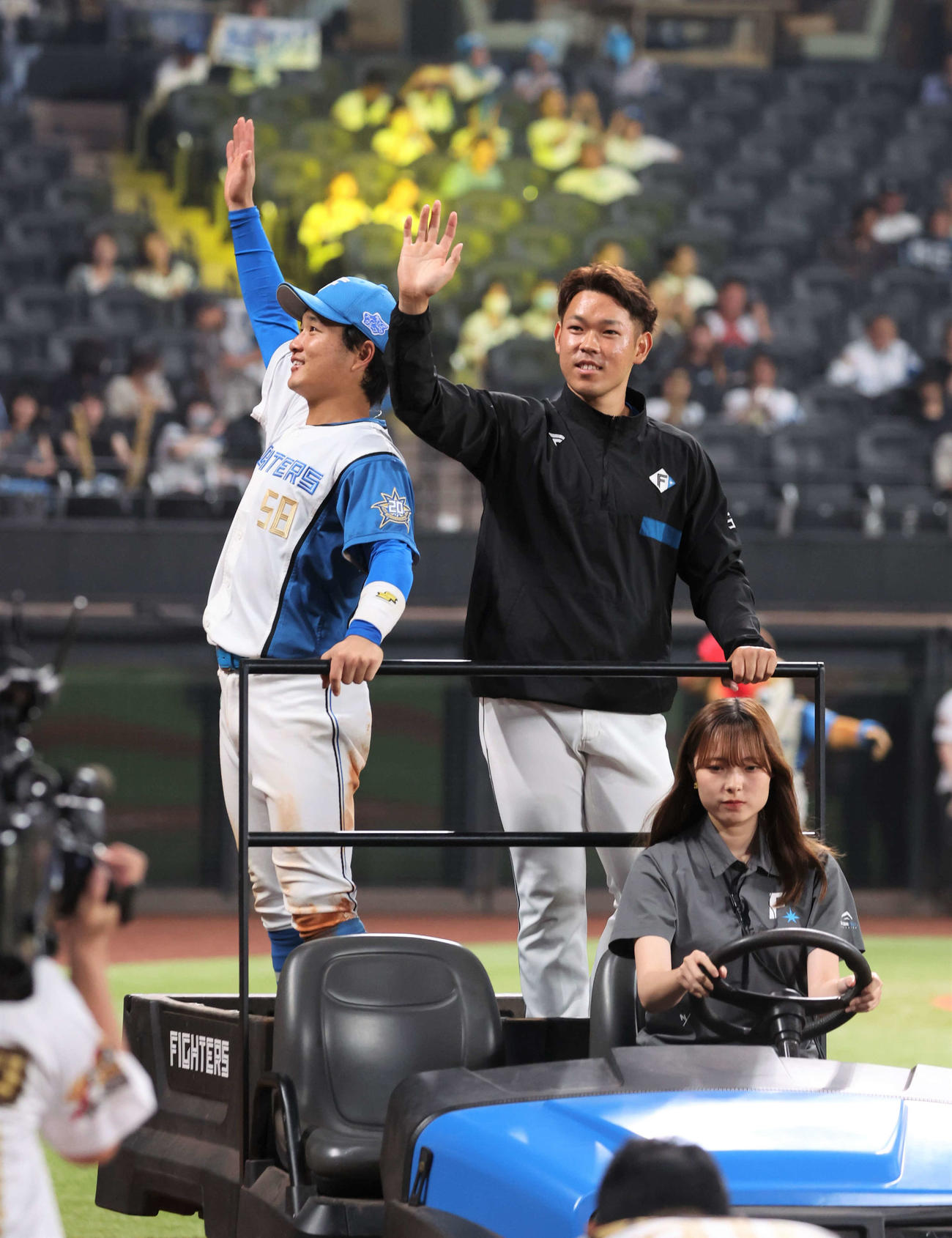 日本ハム対西武　試合後、スタンドに手を振る日本ハム奈良間（左）と根本（撮影・黒川智章）