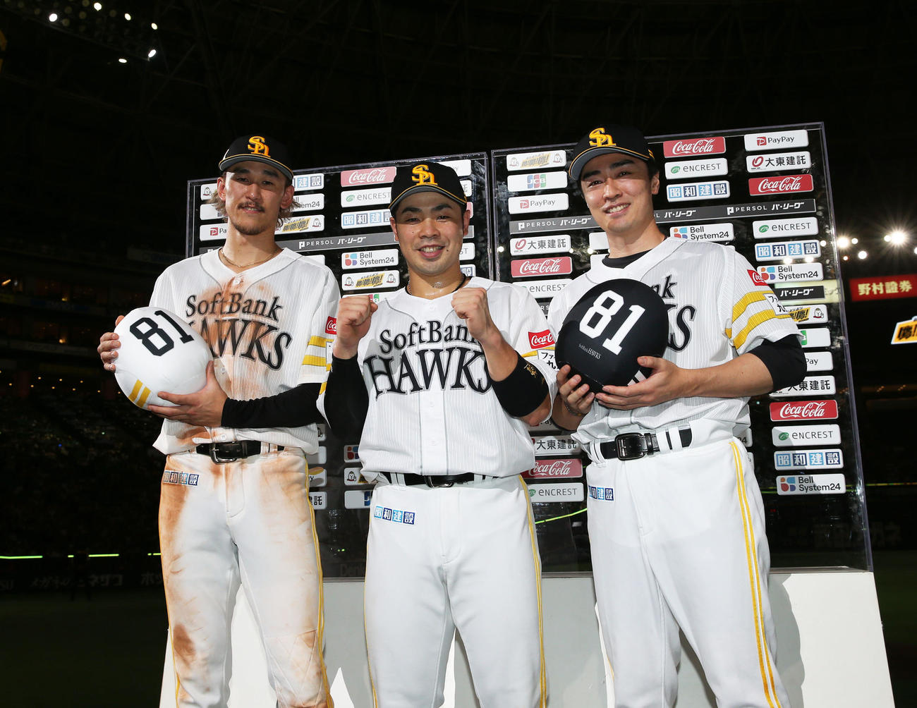 ヒーローになり記念撮影に納まる、右から和田・近藤・三森（撮影・冨田成美）