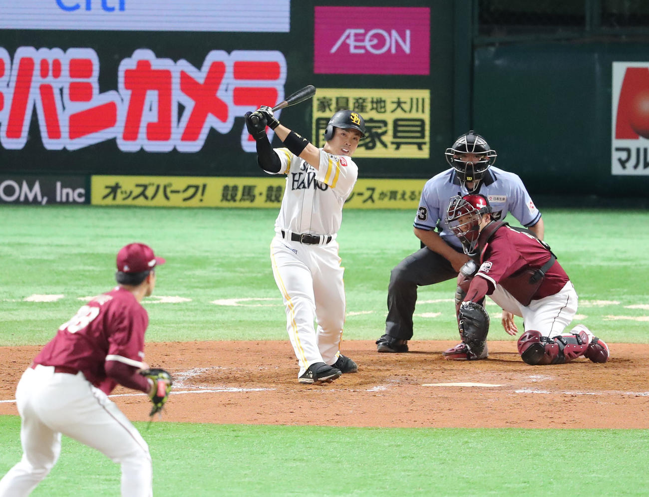 ソフトバンク対楽天　7回裏ソフトバンク無死一、二塁、近藤は左越えに適時二塁打を放つ（撮影・梅根麻紀）