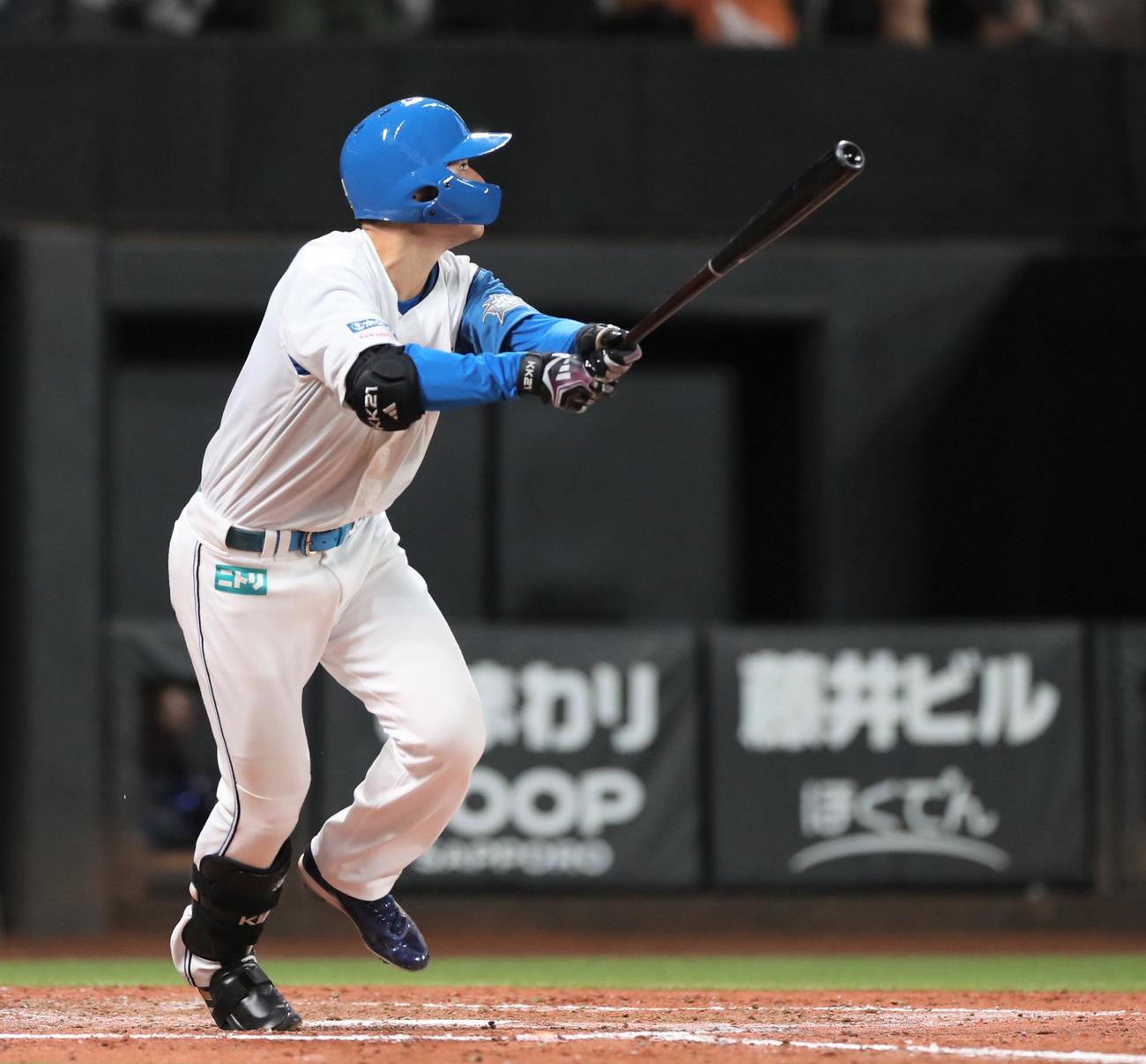 日本ハム対西武　5回裏日本ハム1死満塁、左犠飛を放つ清宮（撮影・黒川智章）