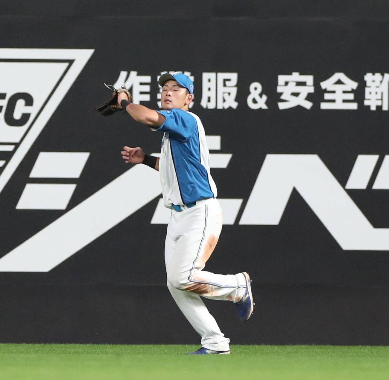 日本ハム対西武　7回表西武1死、山野辺の打球を捕球する野村（撮影・黒川智章）