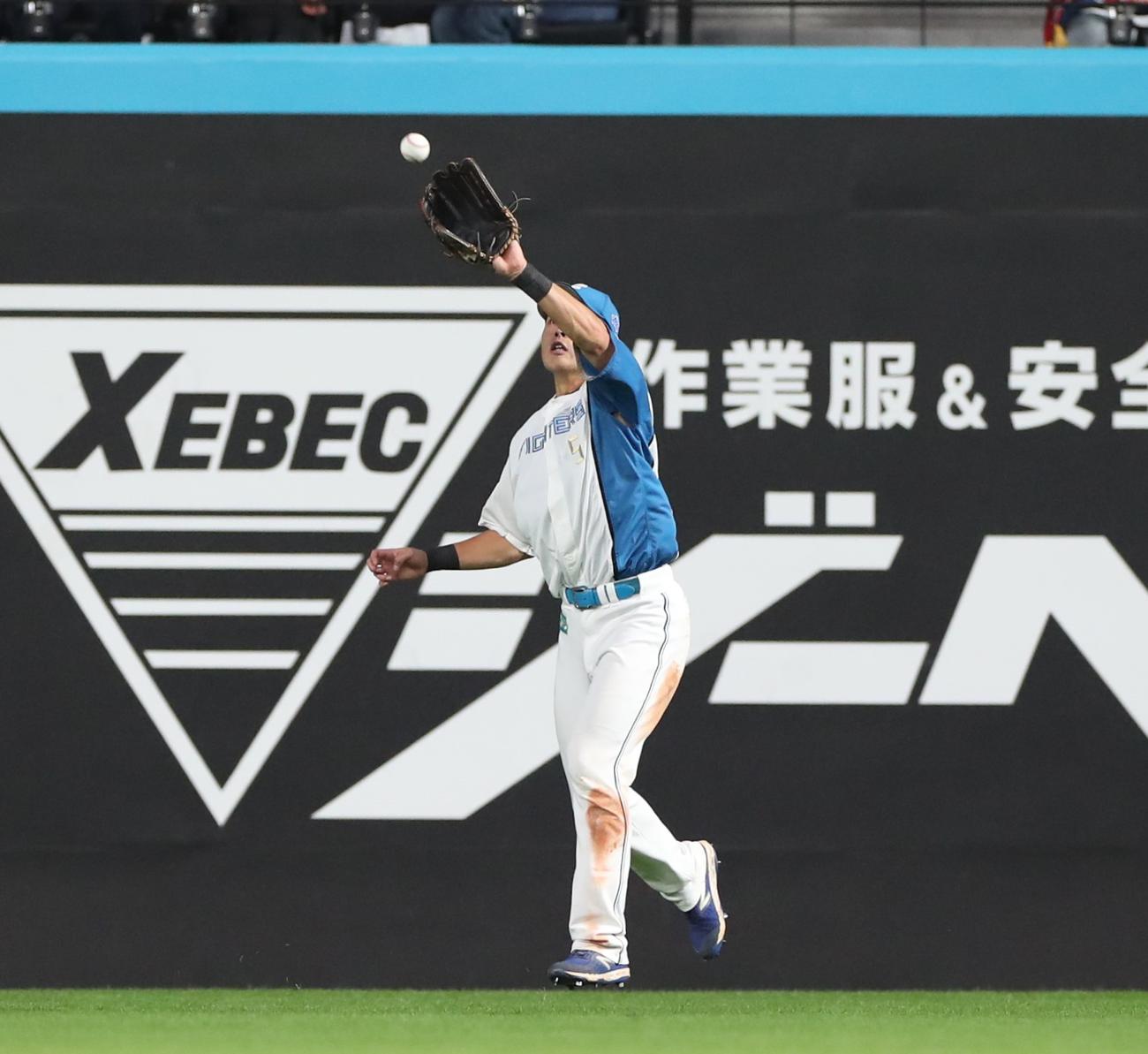 日本ハム対西武　7回表西武1死、山野辺の打球を捕球する野村（撮影・黒川智章）