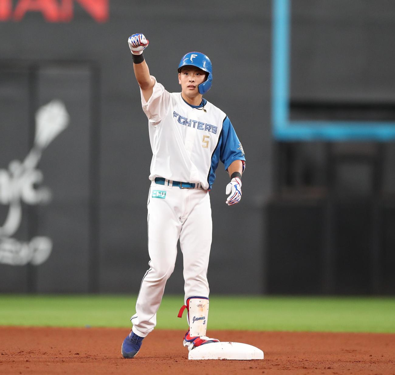 日本ハム対西武　4回裏日本ハム2死一塁、右中間に適時二塁打を放ちガッツポーズの野村（撮影・黒川智章）