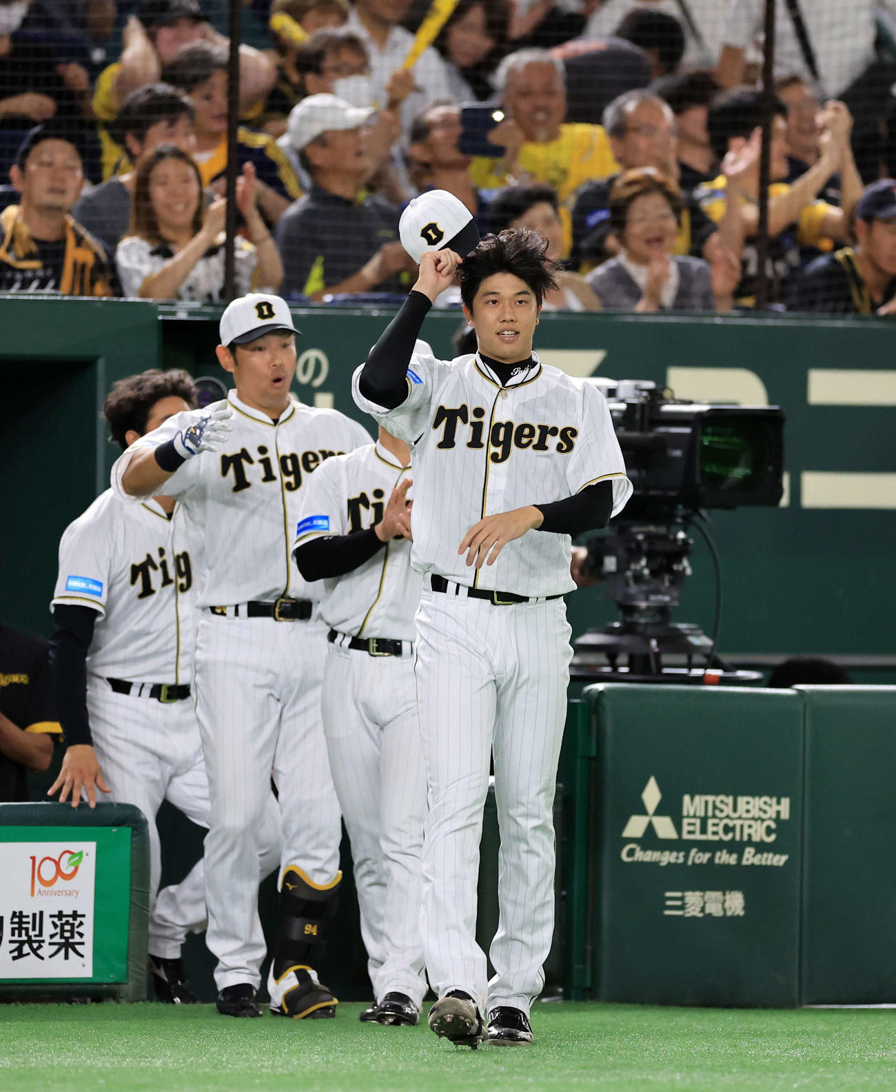 巨人対阪神　8回裏巨人2死二、三塁、岸田を三塁ゴロに仕留めた島本を脱帽して迎える才木（撮影・浅見桂子）